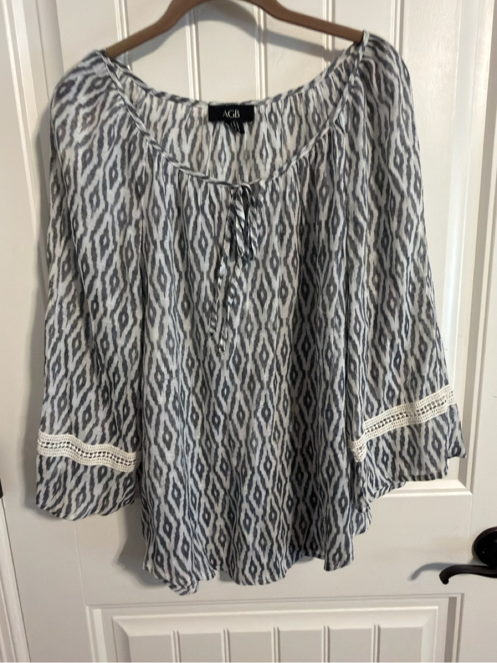 AGB Gray/White Aztec Print Blouse w/Crochet Detail. Size XL